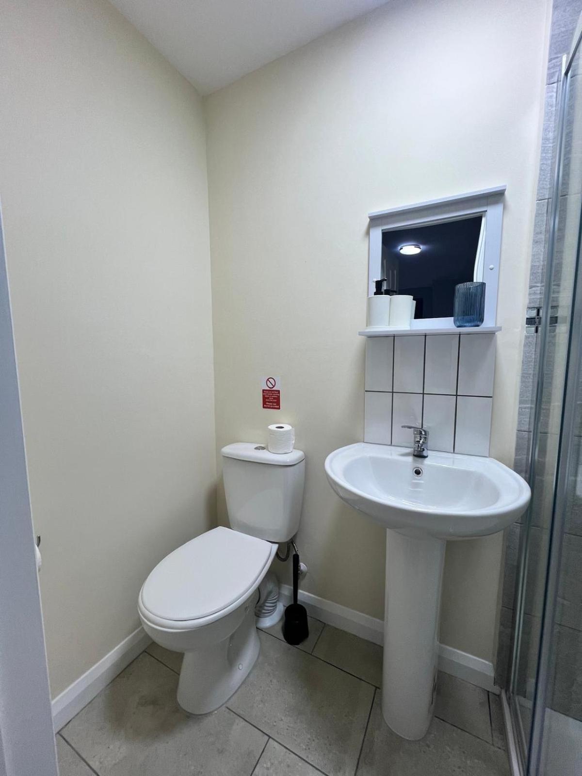 Modern Apartment Off-Road Parking King Bed Suite 1 ノッティンガム エクステリア 写真